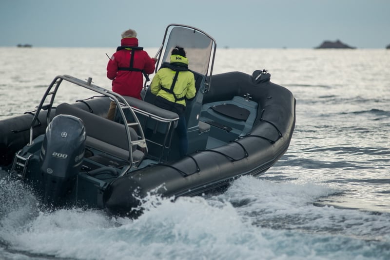 Bombard-Explorer700-black-sainttropez (16)