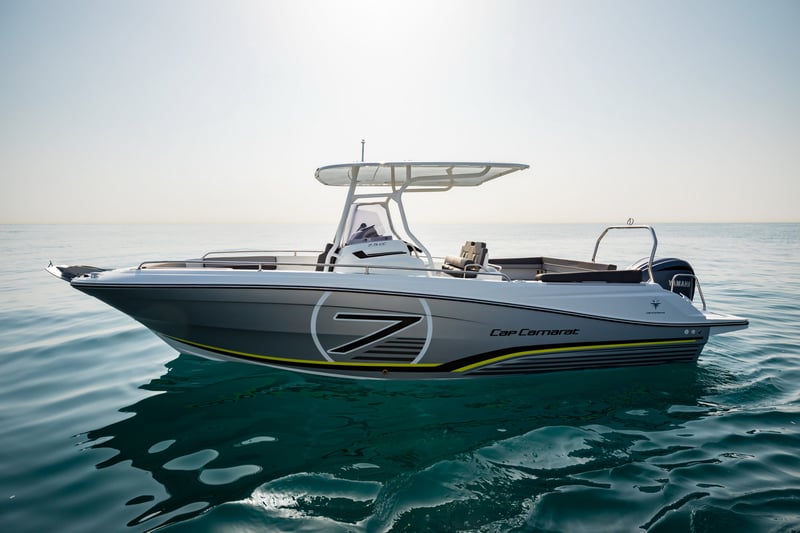 Jeanneau Cap Camarat 7.5 CC Serie3 uusi V-muotoinen runko merellä