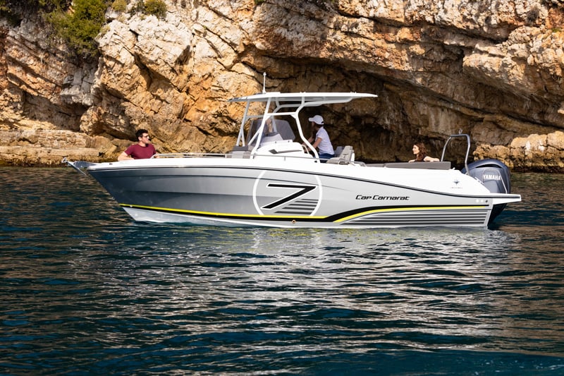 Jeanneau Cap Camarat 7.5 CC Serie3 tyynessä järvimaisemassa