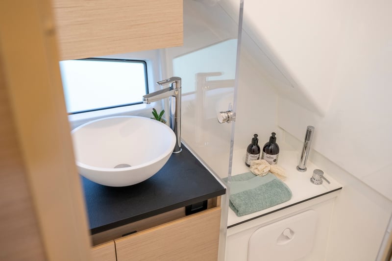 WC ja erilline tilavan kokoinen suihku tekevät pidemmistäkin reissuista nautinnon.
