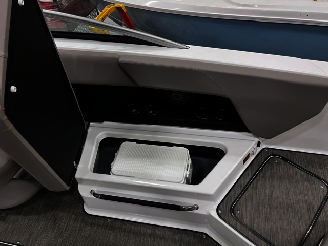Four Winns H6 Cockpit Storage 4
