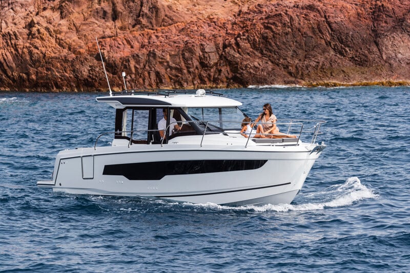 Jeanneau Merry Fisher 895 Serie 2 merellä.