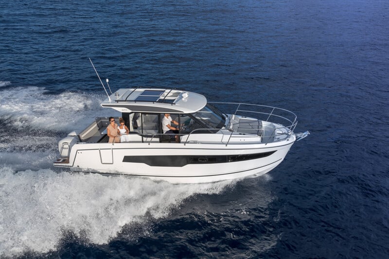 Perhe nauttimassa Jeanneau Merry Fisher 895 ä.