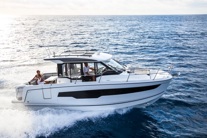 Jeanneau Merry Fisher 895 valoisat sisätilat.