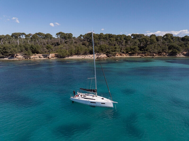 Sivukuva Sun Odyssey 350:stä, joka näyttää veneen siistin ja virtaviivaisen siluetin.