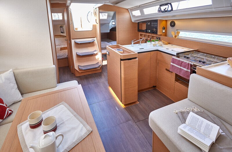 Sun Odyssey 410 salonki – Tilava ja valoisa salonki, jossa moderni muotoilu ja suuret ikkunat.