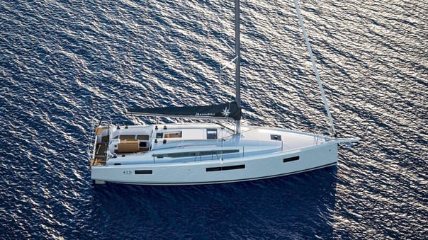 Sun Odyssey 415 purjehtii vauhdilla avoimella merellä, moderni runkomuoto ja suuri purjepinta tuovat suorituskykyä ja tyyliä.