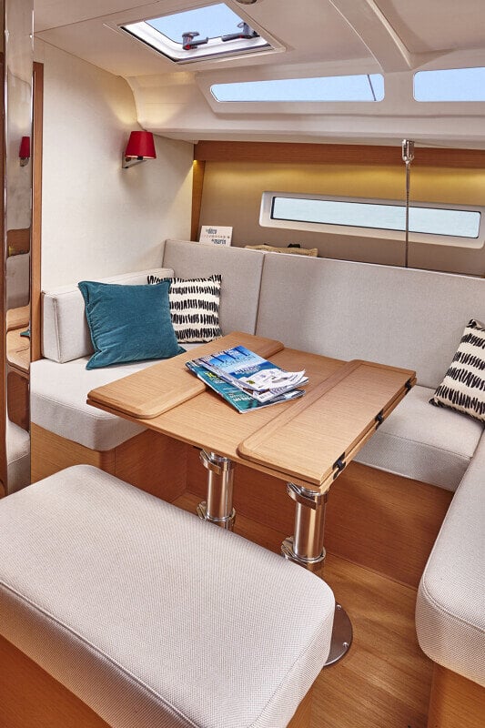 Sun Odyssey 440:n ruokailutila, jossa iso pöytä ja mukavat istuimet koko miehistölle.