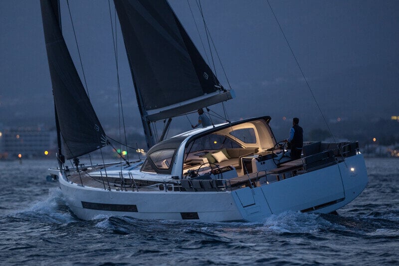 Jeanneau Yachts 55 purjehtimassa voimakkaassa tuulessa, mustat purjeet ja moderni muotoilu erottuvat aalloilla.