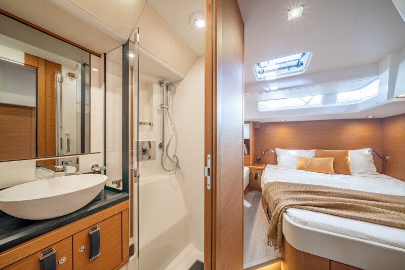 Tyylikäs kylpyhuone Jeanneau Yachts 65 -veneessä, elegantti ja toimiva tila.