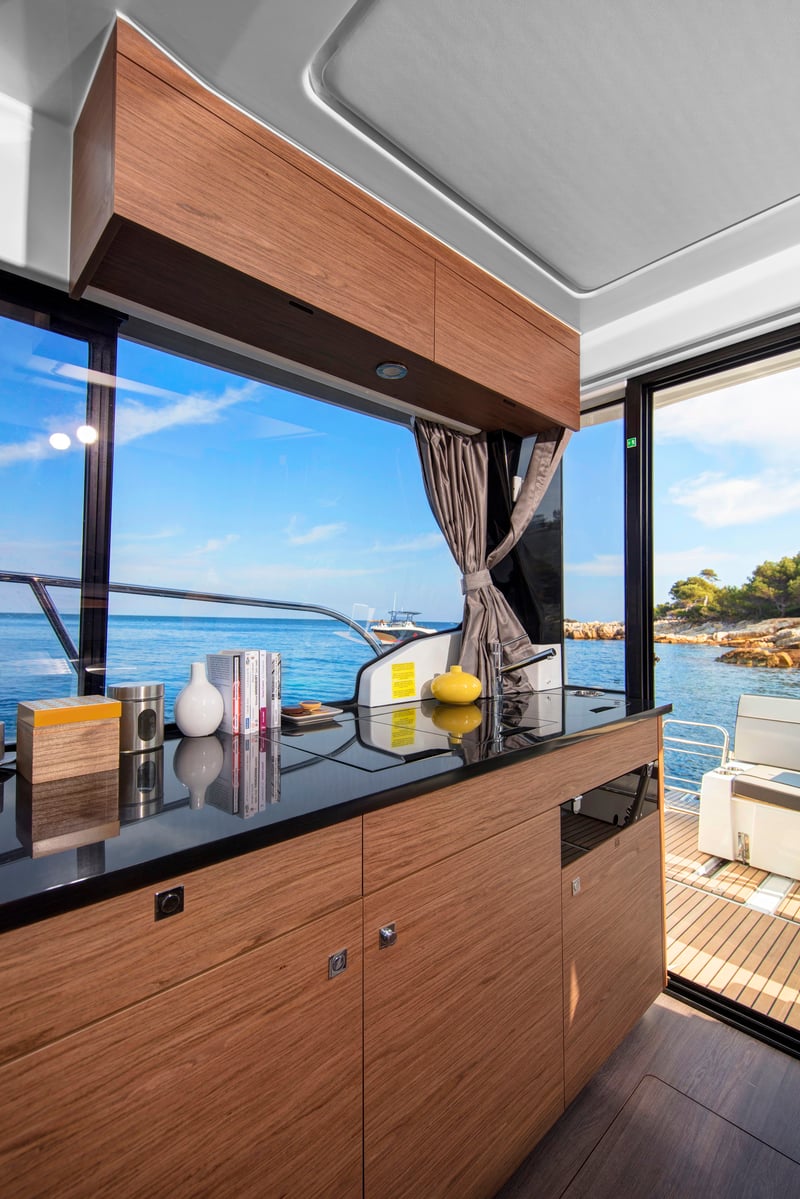 Merry Fisher 1095 - Large galley for family boating