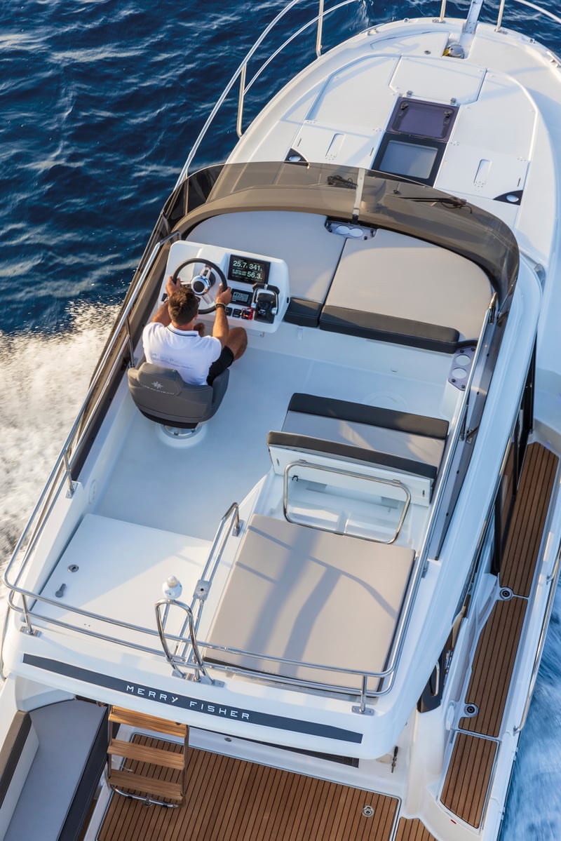 Merry Fisher 1095 Fly - Flybridge aurinkokansi ja ohjauspiste