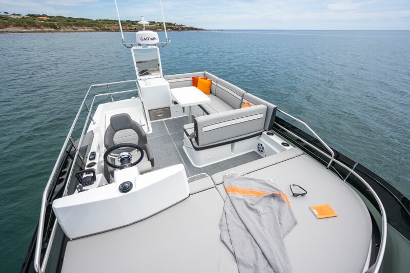 Merry Fisher 1295 Flybridge näkymä - U-muotoinen sohva ja aurinkovuode