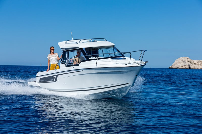 Jeanneau Merry Fisher 605 aurinkotaso keulassa.