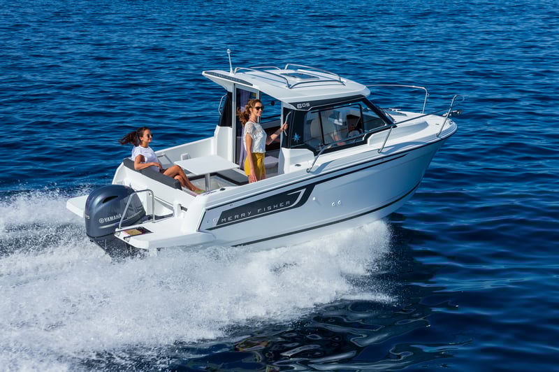 Perhe nauttimassa lounasta Merry Fisher 605
