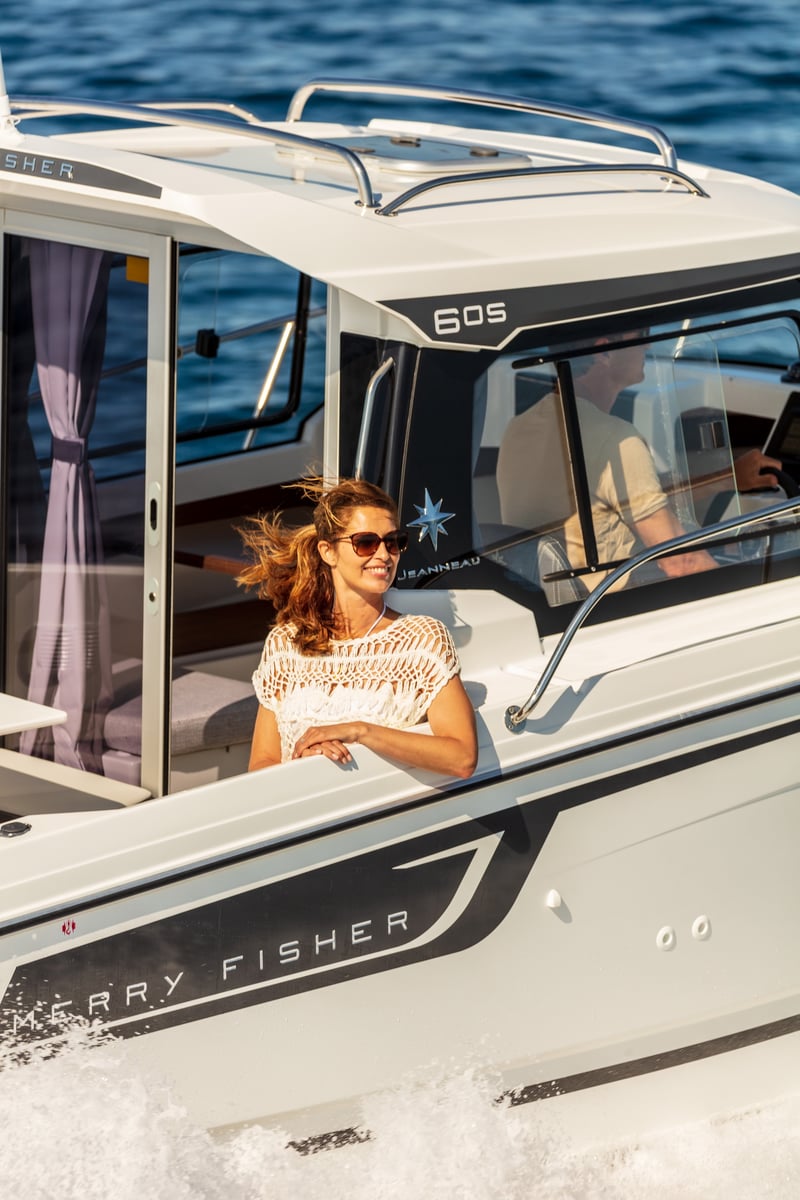 Jeanneau Merry Fisher 605 moderni runkomuotoilu.