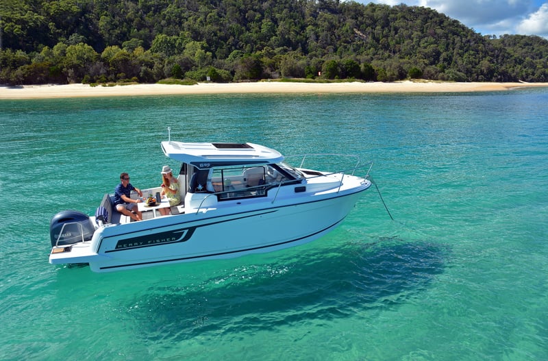 Perhe rentoutumassa Jeanneau Merry Fisher 695