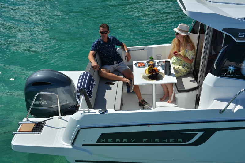 Perhe nauttimassa päivästä Merry Fisher 695