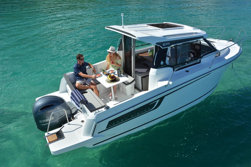 Perhe aterioimassa Merry Fisher 695
