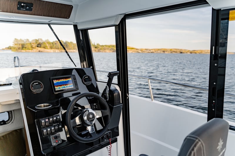 Merry Fisher 695 ohjauspiste ja sivuovi