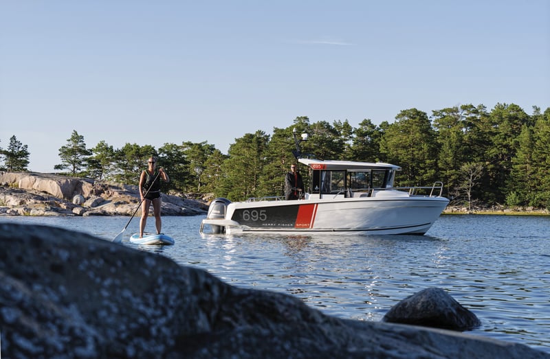 Merry Fisher 695 Sport perhekäytössä järvellä.