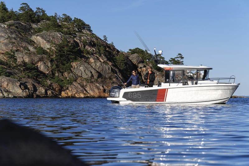 Jeanneau Merry Fisher 695 ulkona kalastusretkellä.