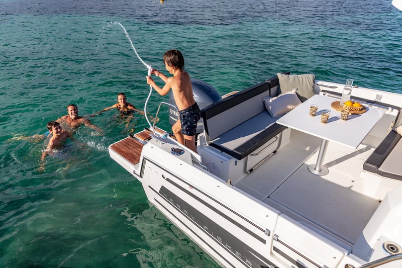 Jeanneau Merry Fisher 795 leveät uimatasot.