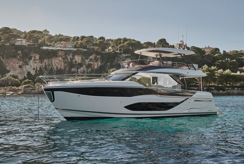 Prestige F5.7’s hull design with stylish windows and refined curves.