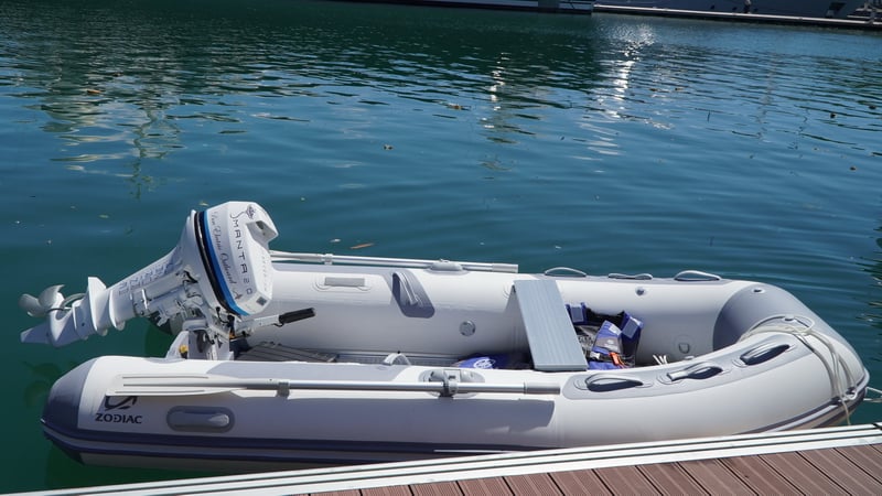 Zodiac Cadet Alu 310 with Manta 2.0 alongside marina