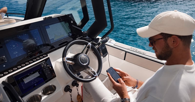 Uusi X-sarjan RIB-vene Zodiac X10CC ankkurissa