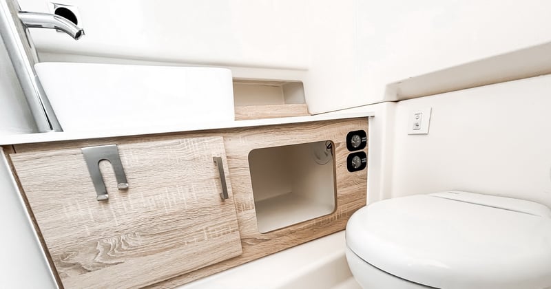 Zodiac X10CC hytistä löytyy erillinen vesi wc ja suihku tila jotta voit veneillä mukavasti ilman huolia.